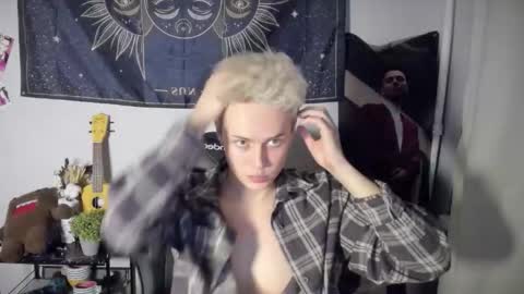 Snapshot of danny_love01 chatting on November 12, 4:07 pm danny online show from November 12, 4:07 pm