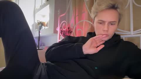 Snapshot of danny_love01 chatting on December 4, 1:20 pm danny online show from December 4, 1:20 pm