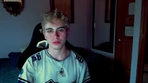 Snapshot of danteobscuro chatting on December 4, 10:29 pm danteobscuro online show from December 4, 10:29 pm