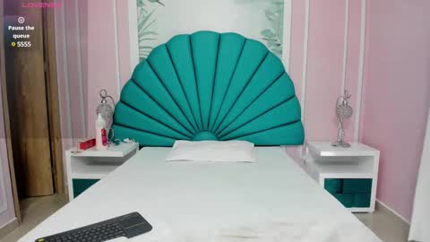 Snapshot of daphne_fox_ chatting on January 4, 2:35 pm Daphne  online show from January 4, 2:35 pm