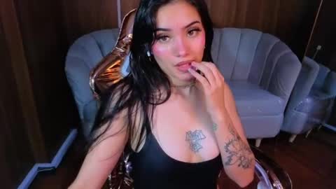 Snapshot of daphne_nicole_b chatting on April 15, 1:18 pm daphne_nicole_b online show from April 15, 1:18 pm