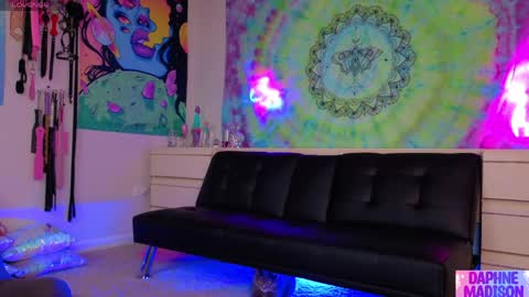 Daphne Madison online show from April 8, 9:15 pm