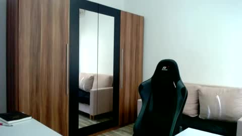 darius_94 online show from June 18, 6:57 am