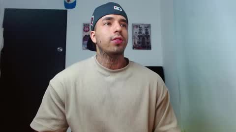 Snapshot of darius_phoenix chatting on September 22, 9:39 pm Darius Phoenix  online show from September 22, 9:39 pm