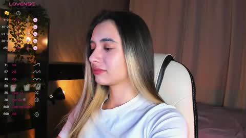 Snapshot of darlabelle chatting on December 14, 3:45 am Belle online show from December 14, 3:45 am