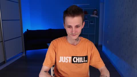 Snapshot of darling__oliver chatting on December 23, 6:22 am your lovely Oli online show from December 23, 6:22 am