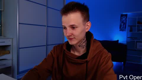 Snapshot of darling__oliver chatting on January 27, 7:56 am your lovely Oli online show from January 27, 7:56 am
