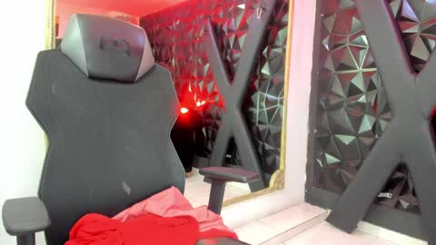 Snapshot of darlingbdsm_ chatting on May 6, 1:16 pm Darling online show from May 6, 1:16 pm
