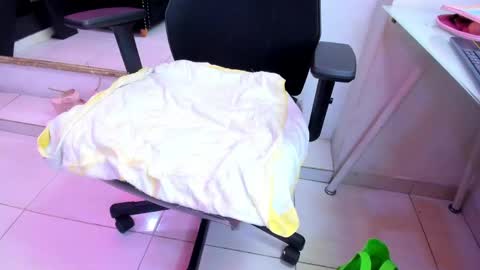 Snapshot of darlingbdsm_ chatting on May 17, 2:13 pm Darling online show from May 17, 2:13 pm