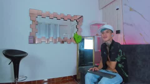 Snapshot of darwin_ggh chatting on December 17, 7:03 am darwin_ggh online show from December 17, 7:03 am