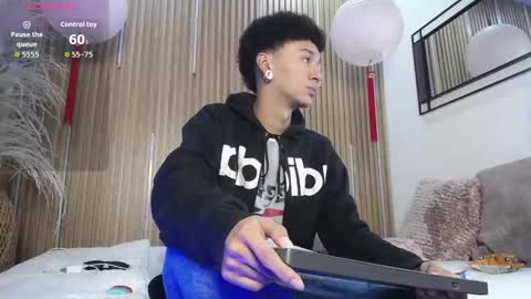 Snapshot of david_banks_ chatting on March 24, 12:21 pm David online show from March 24, 12:21 pm