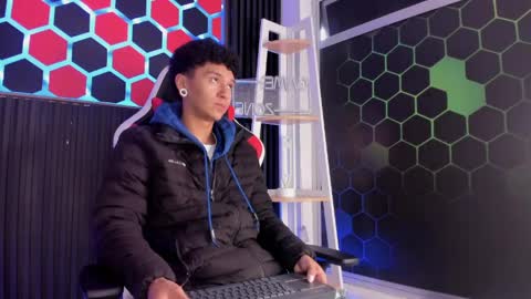 Snapshot of david_banks_ chatting on April 4, 12:24 pm David online show from April 4, 12:24 pm