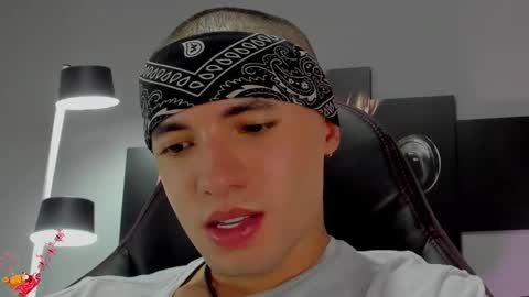 Snapshot of david_jons7 chatting on December 3, 2:03 am David Jons online show from December 3, 2:03 am