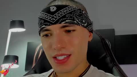 Snapshot of david_jons7 chatting on December 6, 2:24 am David Jons online show from December 6, 2:24 am