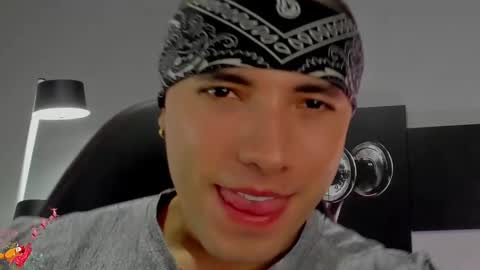 Snapshot of david_jons7 chatting on December 7, 9:22 pm David Jons online show from December 7, 9:22 pm