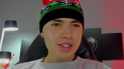 Snapshot of david_jons7 chatting on December 10, 11:40 pm David Jons online show from December 10, 11:40 pm