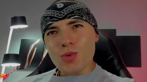 Snapshot of david_jons7 chatting on December 22, 6:37 pm David Jons online show from December 22, 6:37 pm