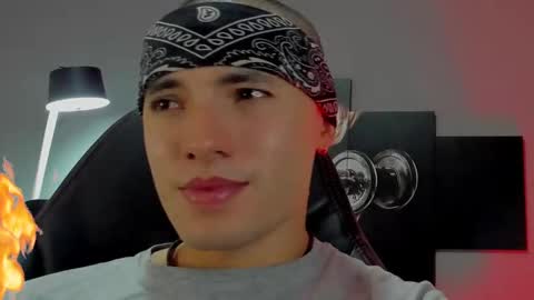 Snapshot of david_jons7 chatting on January 4, 12:27 am David Jons online show from January 4, 12:27 am