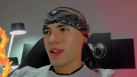 Snapshot of david_jons7 chatting on February 2, 8:41 pm David Jons online show from February 2, 8:41 pm