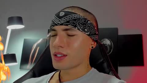 Snapshot of david_jons7 chatting on February 5, 12:53 am David Jons online show from February 5, 12:53 am