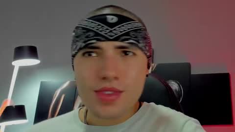 Snapshot of david_jons7 chatting on February 7, 12:42 am David Jons online show from February 7, 12:42 am