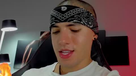 Snapshot of david_jons7 chatting on February 7, 3:45 am David Jons online show from February 7, 3:45 am