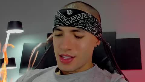 Snapshot of david_jons7 chatting on February 9, 7:19 pm David Jons online show from February 9, 7:19 pm