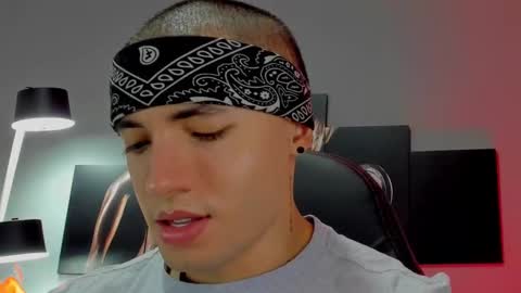 Snapshot of david_jons7 chatting on February 13, 1:19 am David Jons online show from February 13, 1:19 am