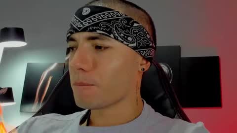 Snapshot of david_jons7 chatting on February 13, 4:22 am David Jons online show from February 13, 4:22 am