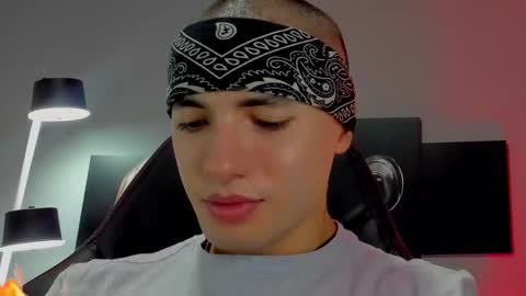 Snapshot of david_jons7 chatting on February 25, 12:25 am David Jons online show from February 25, 12:25 am