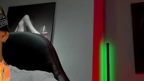 Snapshot of david_jons7 chatting on September 21, 9:27 pm David Jons online show from September 21, 9:27 pm