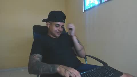 Snapshot of davidlenonn_ chatting on October 23, 2:49 pm Lennon online show from October 23, 2:49 pm