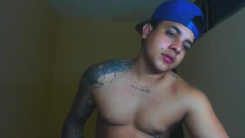 Snapshot of davidlenonn_ chatting on December 2, 7:36 am Lennon online show from December 2, 7:36 am