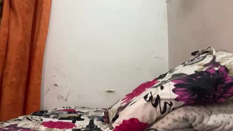 Snapshot of davidth000 chatting on February 20, 6:37 am davidth000 online show from February 20, 6:37 am