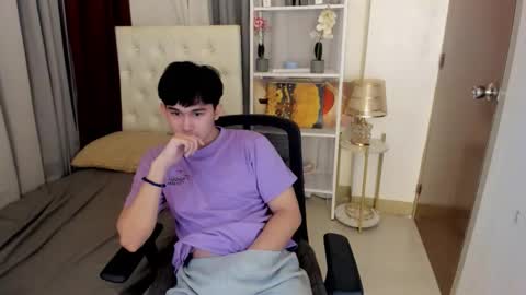 Snapshot of davincihugecock chatting on March 6, 4:47 pm daniel online show from March 6, 4:47 pm