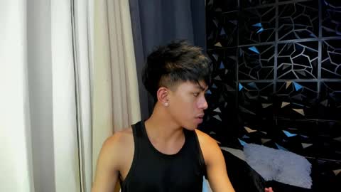 Snapshot of davincihugecock chatting on April 5, 2:20 am daniel online show from April 5, 2:20 am