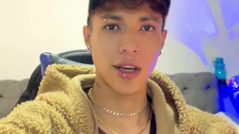 Snapshot of daxonreyy_ chatting on February 16, 12:34 pm Daxon online show from February 16, 12:34 pm