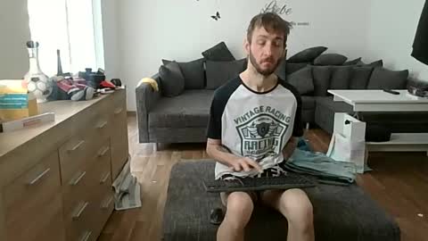 robert online show from March 28, 6:57 am