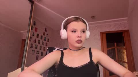 Dee online show from June 19, 1:48 pm