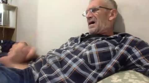 Snapshot of deanofflove221000 chatting on April 1, 1:28 am deanofflove221000 online show from April 1, 1:28 am