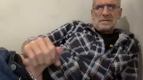 Snapshot of deanofflove221000 chatting on April 3, 1:47 am deanofflove221000 online show from April 3, 1:47 am