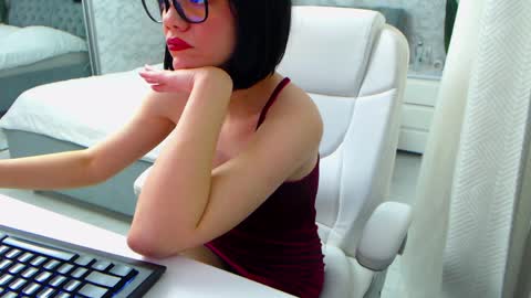 Elly online show from April 7, 8:04 am