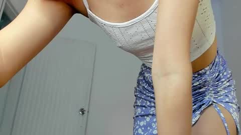 Snapshot of dearmilu28 chatting on February 12, 4:11 pm dearmilu28 online show from February 12, 4:11 pm