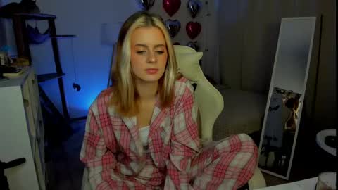 Kira online show from March 4, 7:11 pm