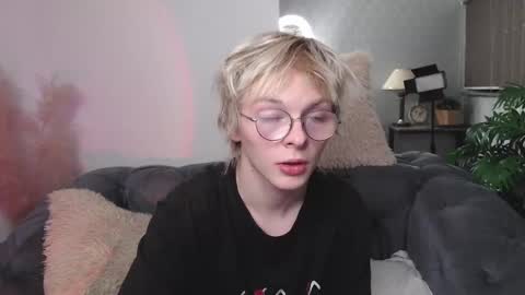 Snapshot of deficitt chatting on December 24, 2:43 am deficitt online show from December 24, 2:43 am