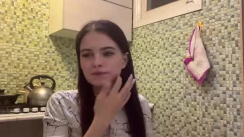 Kiki online show from April 18, 7:07 pm