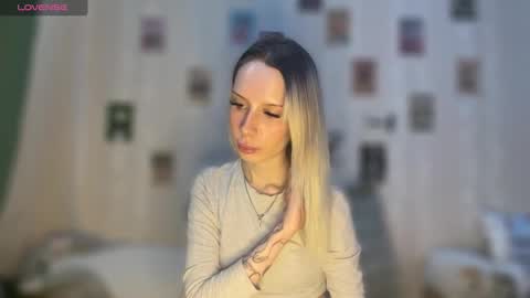 Della online show from February 11, 9:58 am