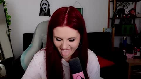 dellacrush_ online show from November 19, 5:57 pm