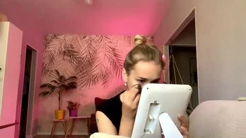 I am Lola hello world online show from July 22, 9:34 am