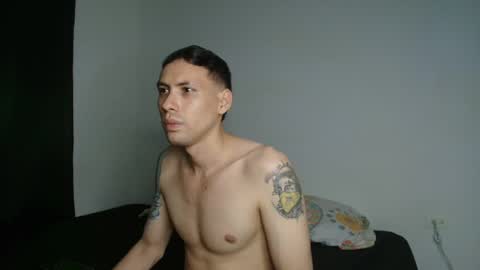 Snapshot of demian_melany_ chatting on December 19, 5:47 am demian_melany_ online show from December 19, 5:47 am